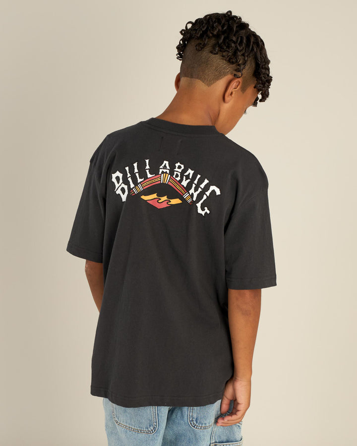 BOYS OTIS FLAG ARCH SS