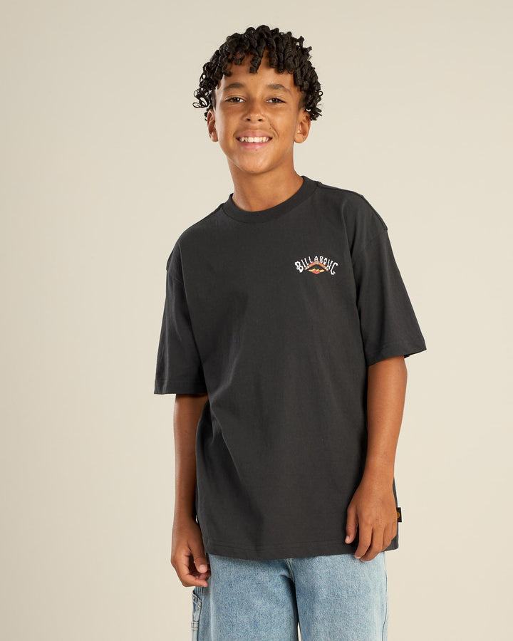 BOYS OTIS FLAG ARCH SS