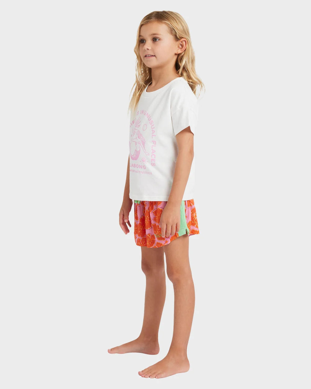 GIRLS FRIENDS IN PLACES TEE