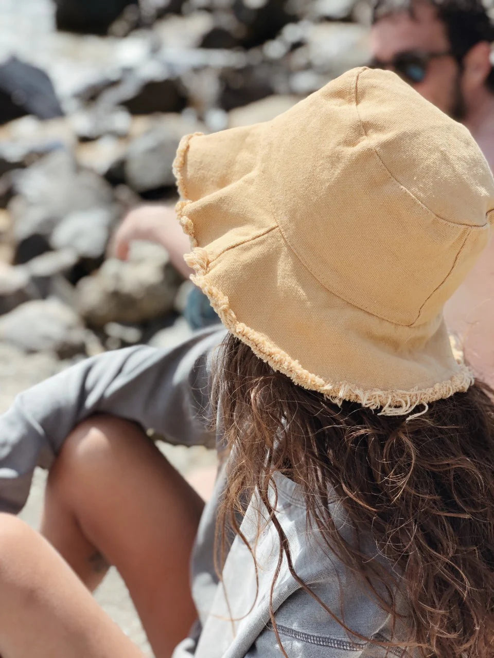 FRAYED EDGE COTTON BUCKET HAT