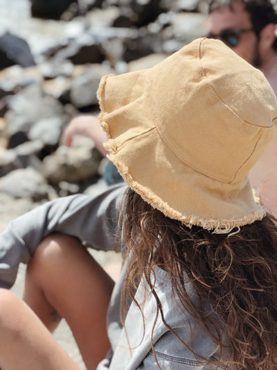 FRAYED EDGE COTTON BUCKET HAT