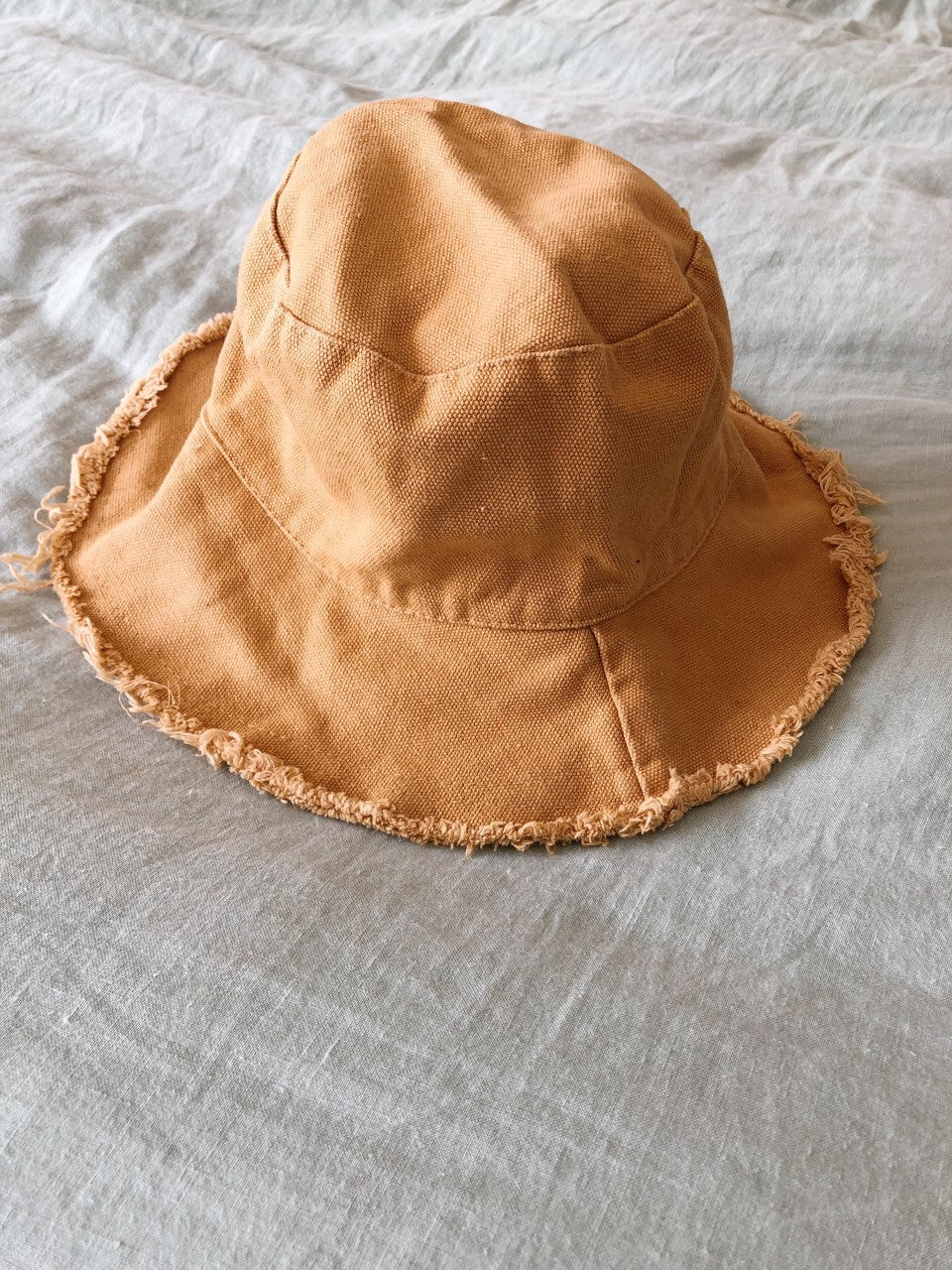 FRAYED EDGE COTTON BUCKET HAT