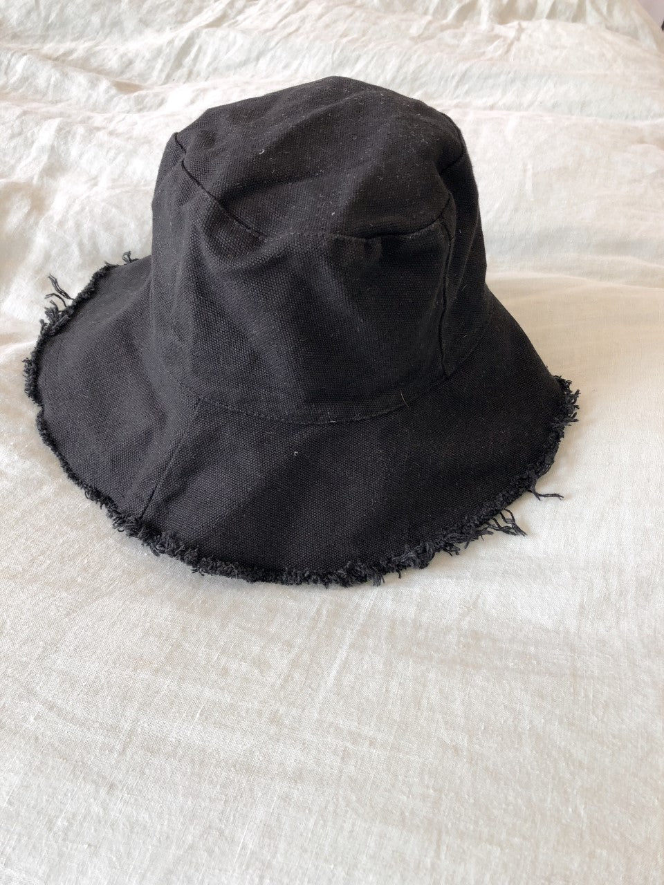 FRAYED EDGE COTTON BUCKET HAT